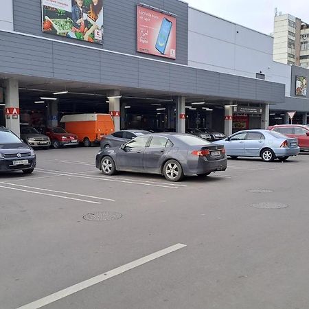 Airport 24&24 Car Parking Apartment Chisinau Bagian luar foto