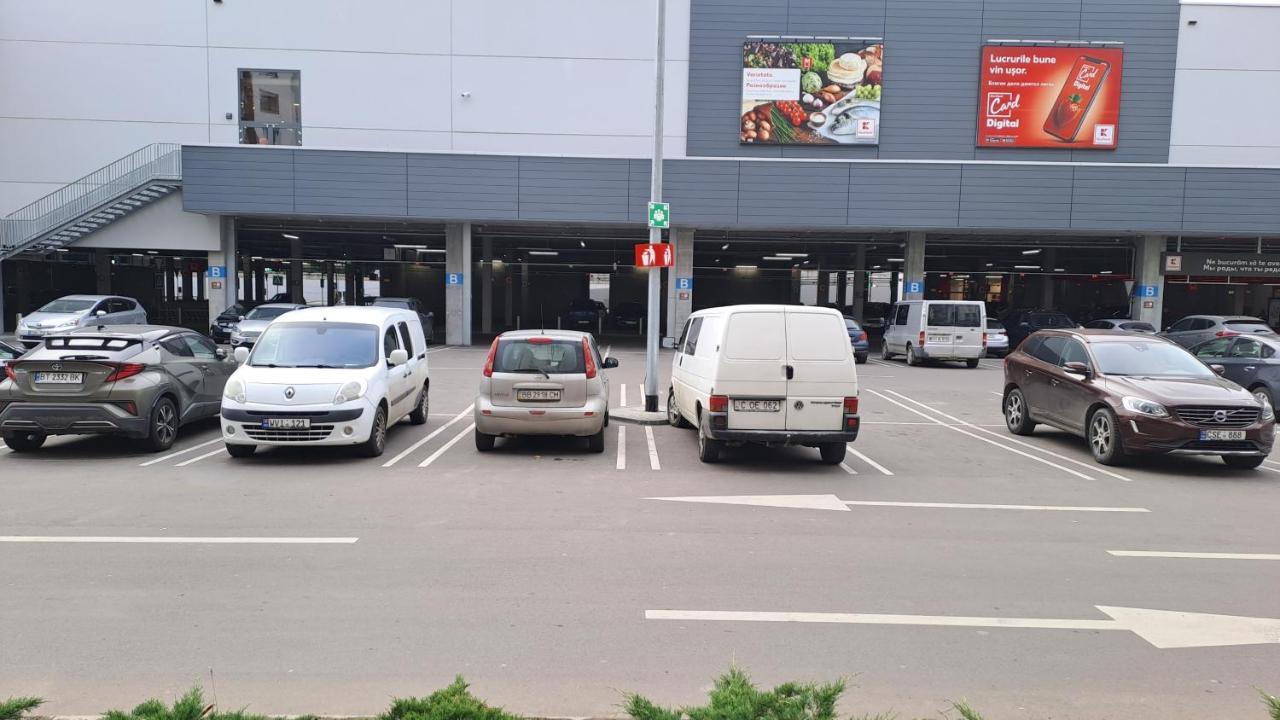 Airport 24&24 Car Parking Apartment Chisinau Bagian luar foto