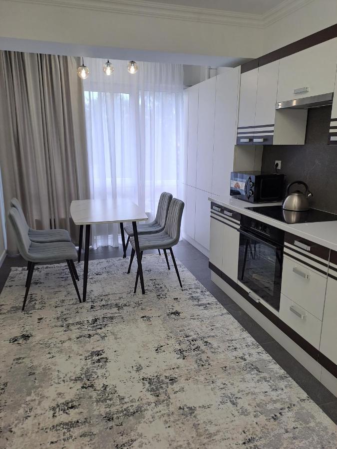 Airport 24&24 Car Parking Apartment Chisinau Bagian luar foto